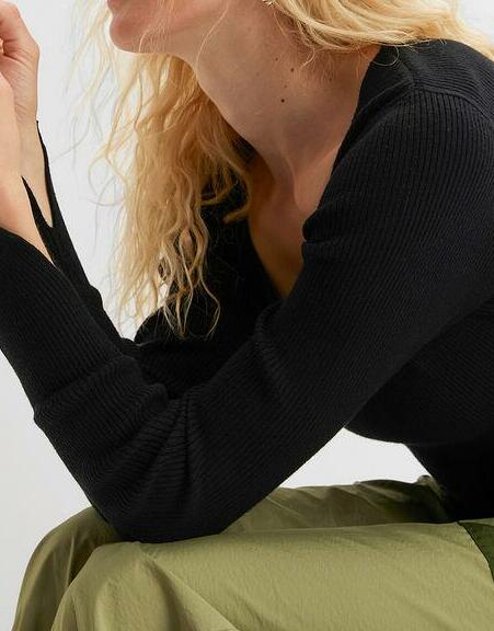 SWETER Z DEKOLTEM Z WYCIĘCIEM W SERCE