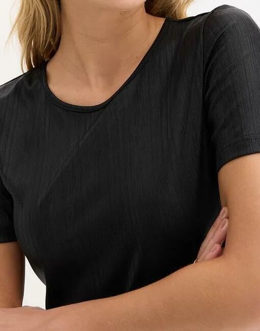 T-SHIRT Z POŁYSKUJĄCEGO MATERIAŁU