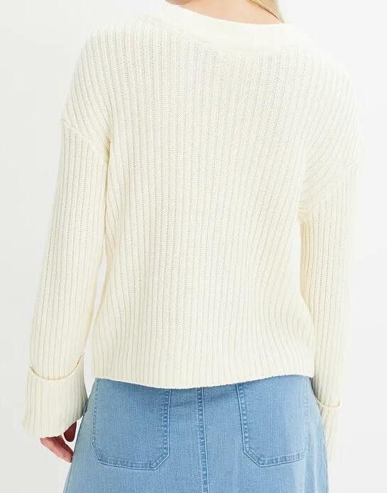 SWETER Z DEKOLTEM W SEREK