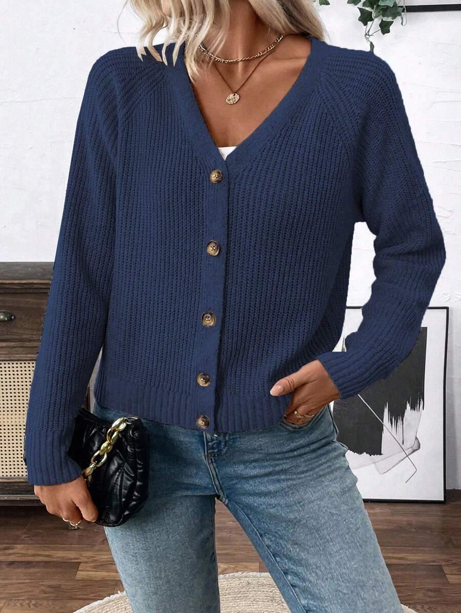 granatowy sweter guziki