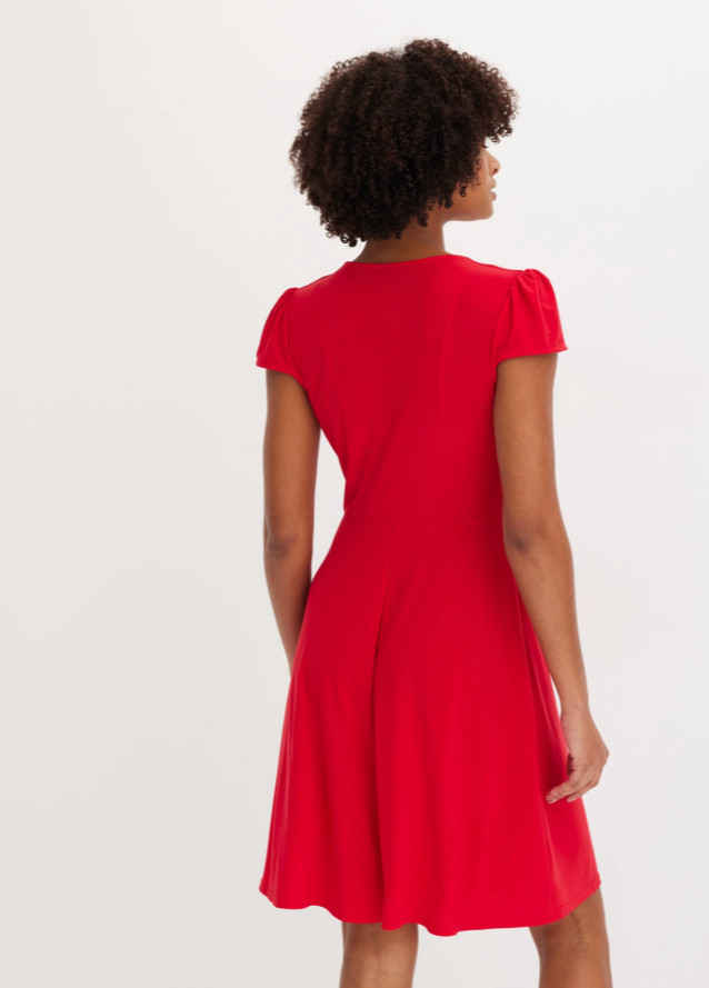 CZERWONA SUKIENKA ZDOBIENIE