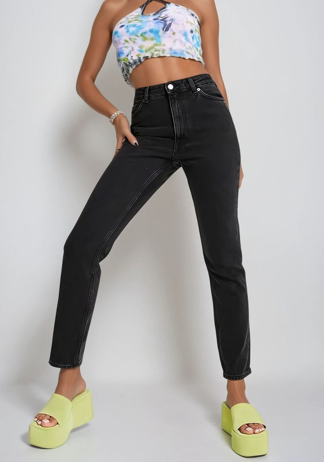 czarne spodnie jeans