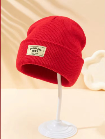 czerwona czapka beanie