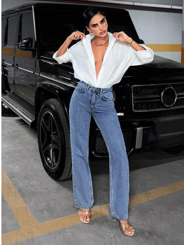 niebieskie spodnie jeans
