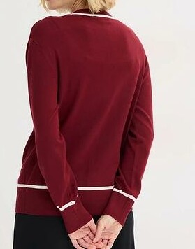 SWETER ROZPINANY Z DEKOLTEM W SEREK