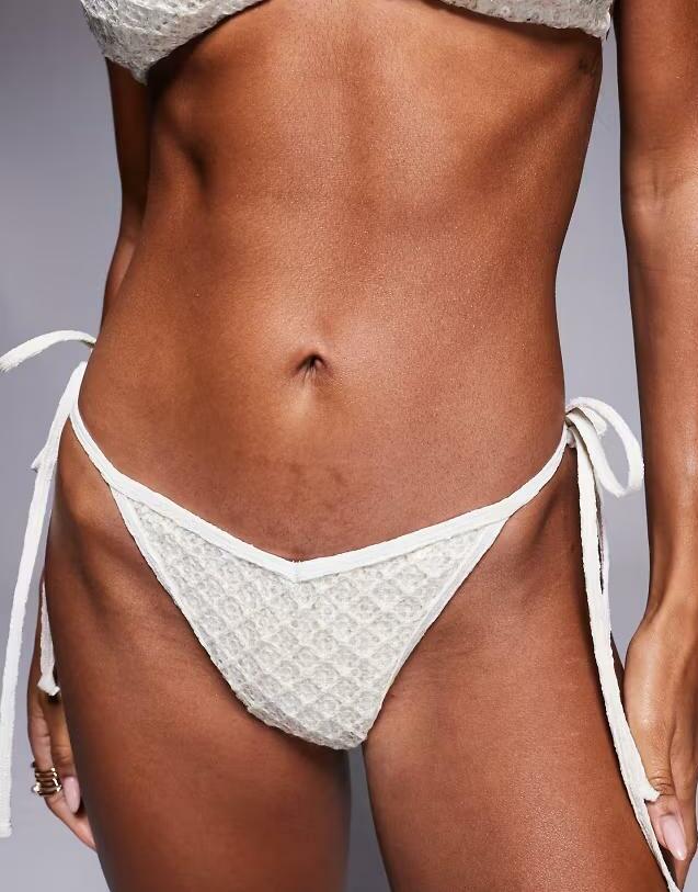 KREMOWY DÓŁ OD BIKINI Z WIĄZANIEM CEKINy