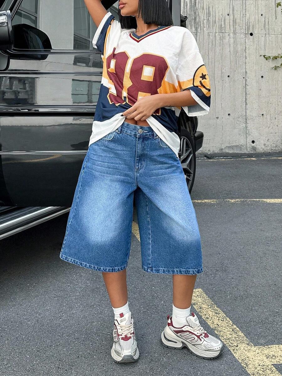 niebieskie spodenki jeans