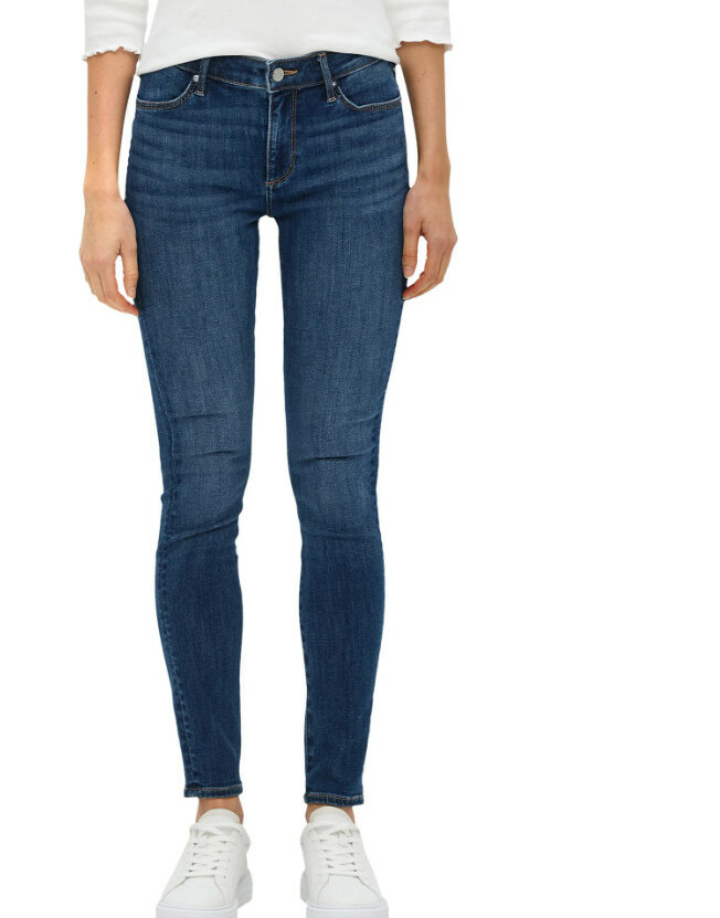 niebiskie spodnie jeans 