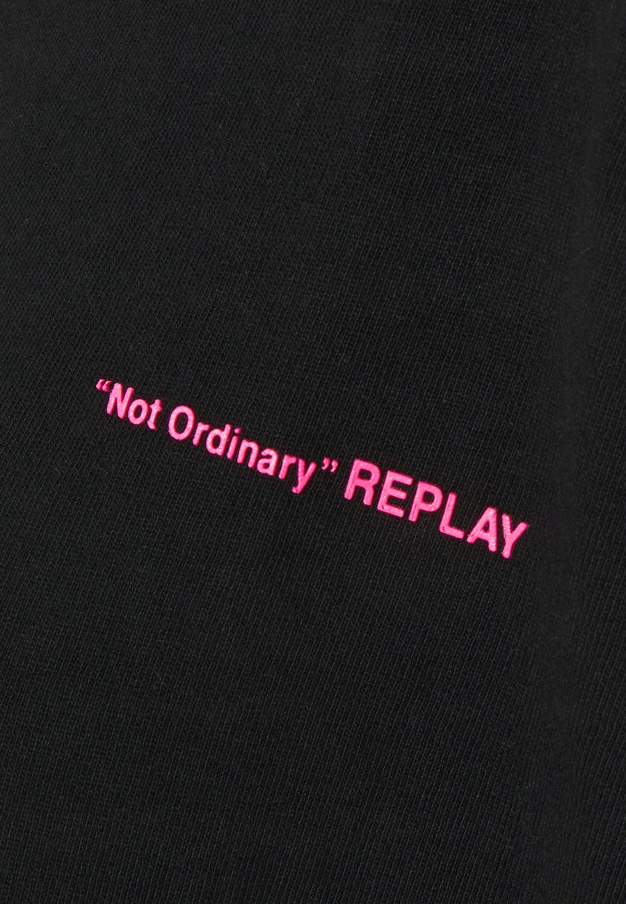 CZARNY T-SHIRT RIPPED LOGO