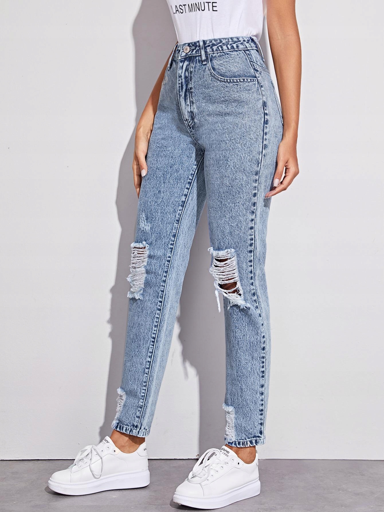 niebieskie spodnie jeans