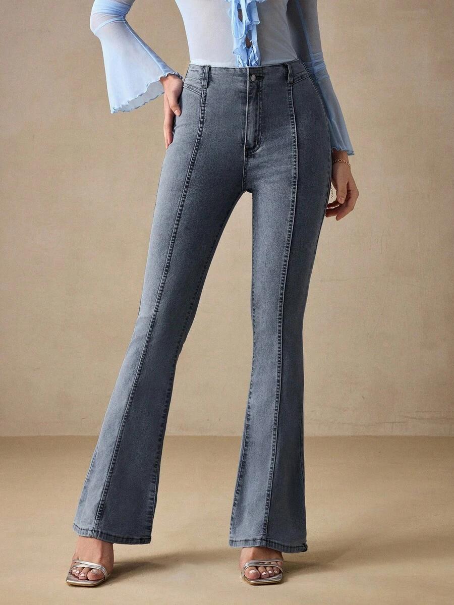 niebieskie spodnie jeans