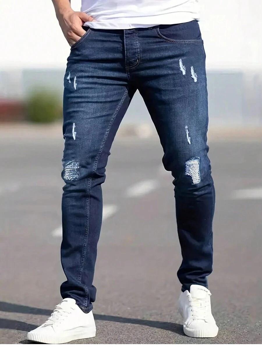 niebieskie spodnie jeans
