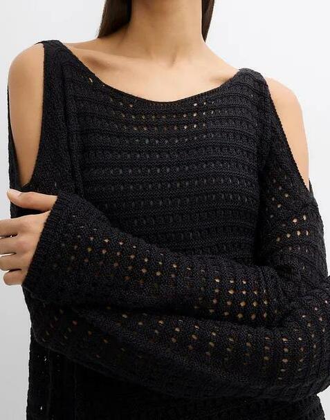 SWETER Z WYCIĘTYMI RAMIONAMI