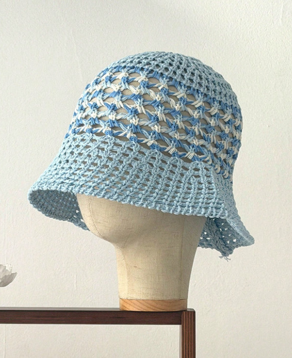 niebieski kapelusz bucket