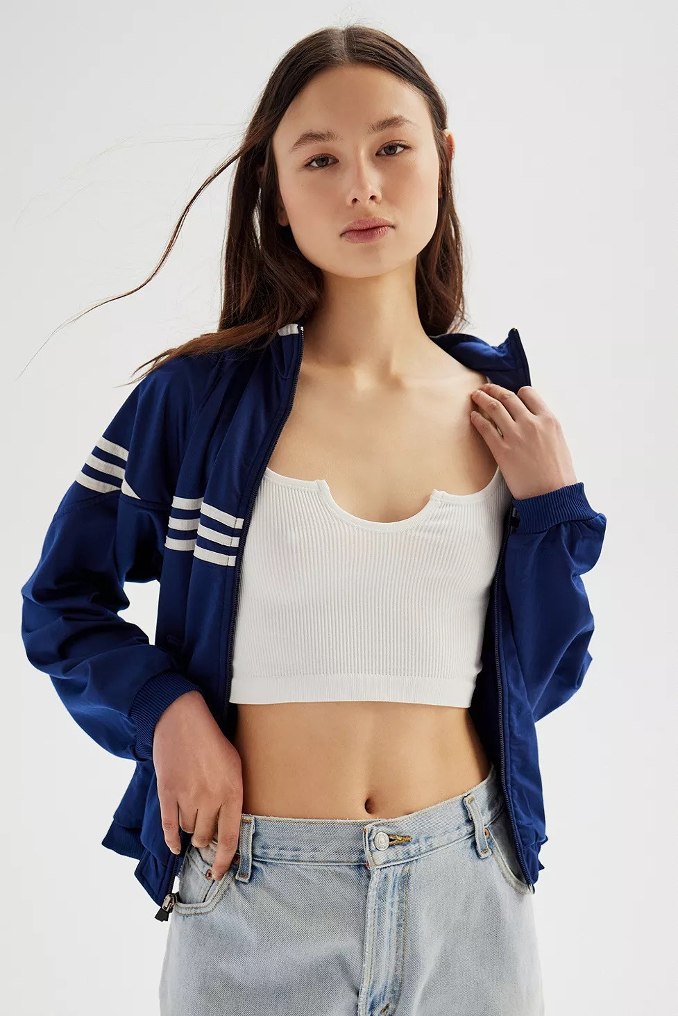 BIAŁY CROP TOP WYCIĘCIE PRĄŻKI