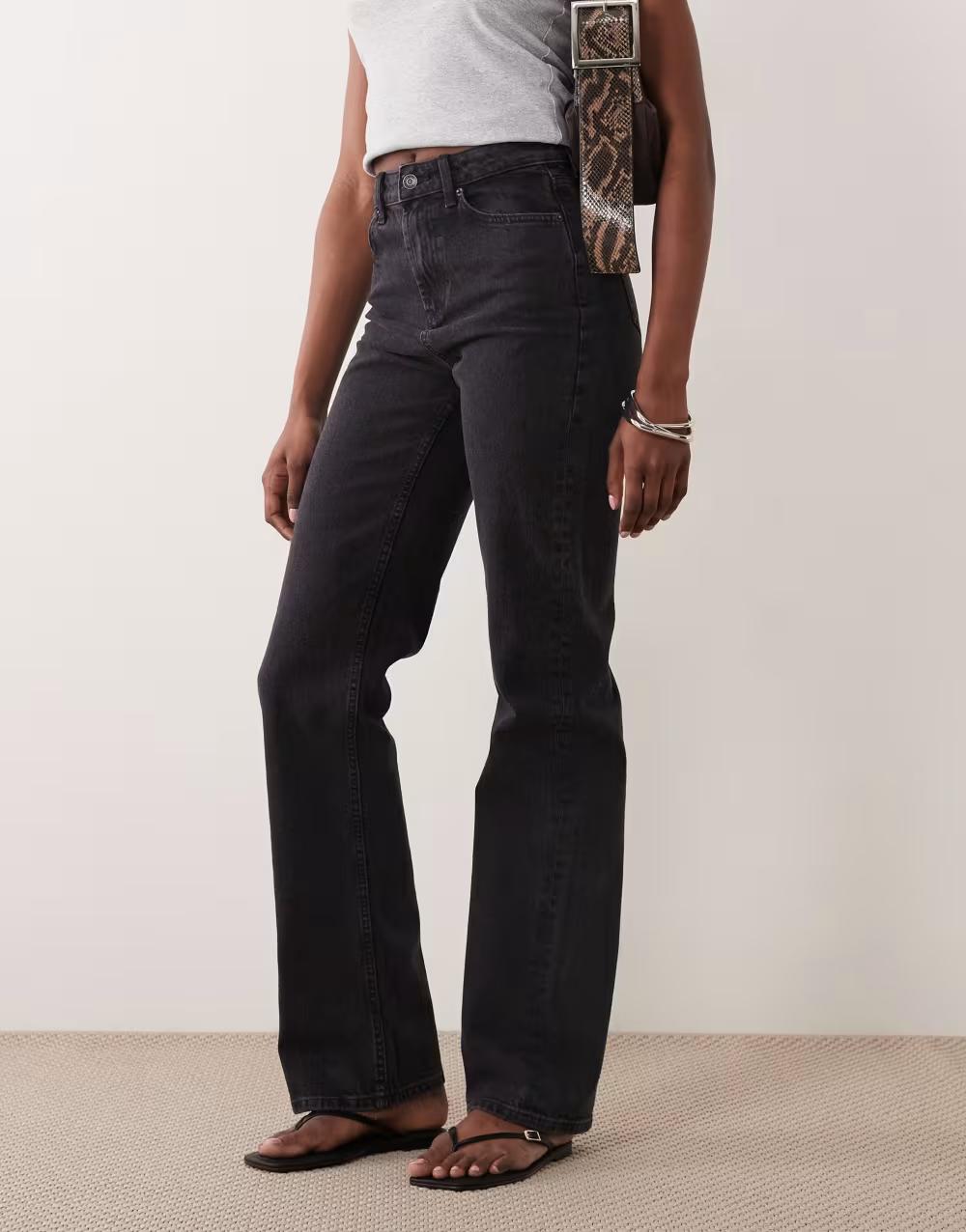 czarne proste spodnie jeans