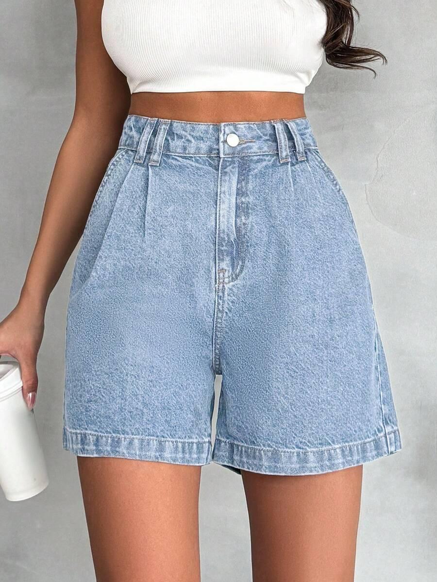 niebieskie spodenki jeans