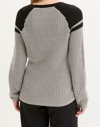SWETER DAMSKI Z ASYMETRYCZNYM WZOREM 