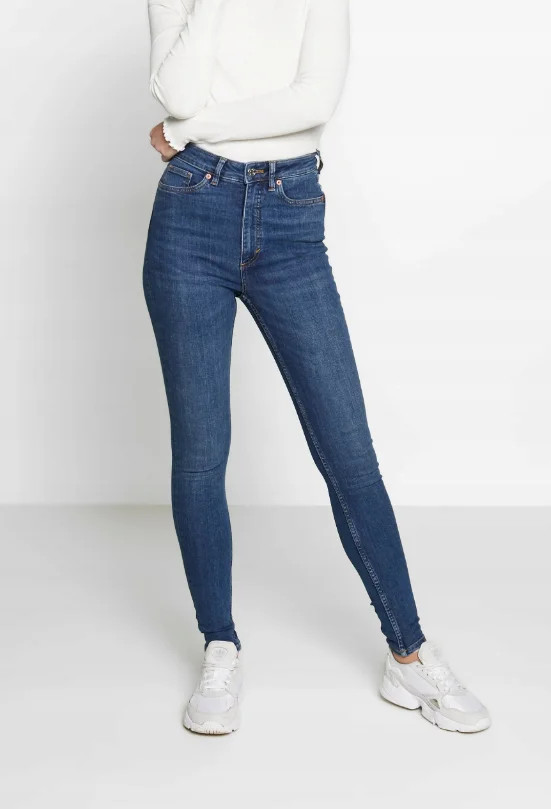niebieskie spodnie rurki jeans