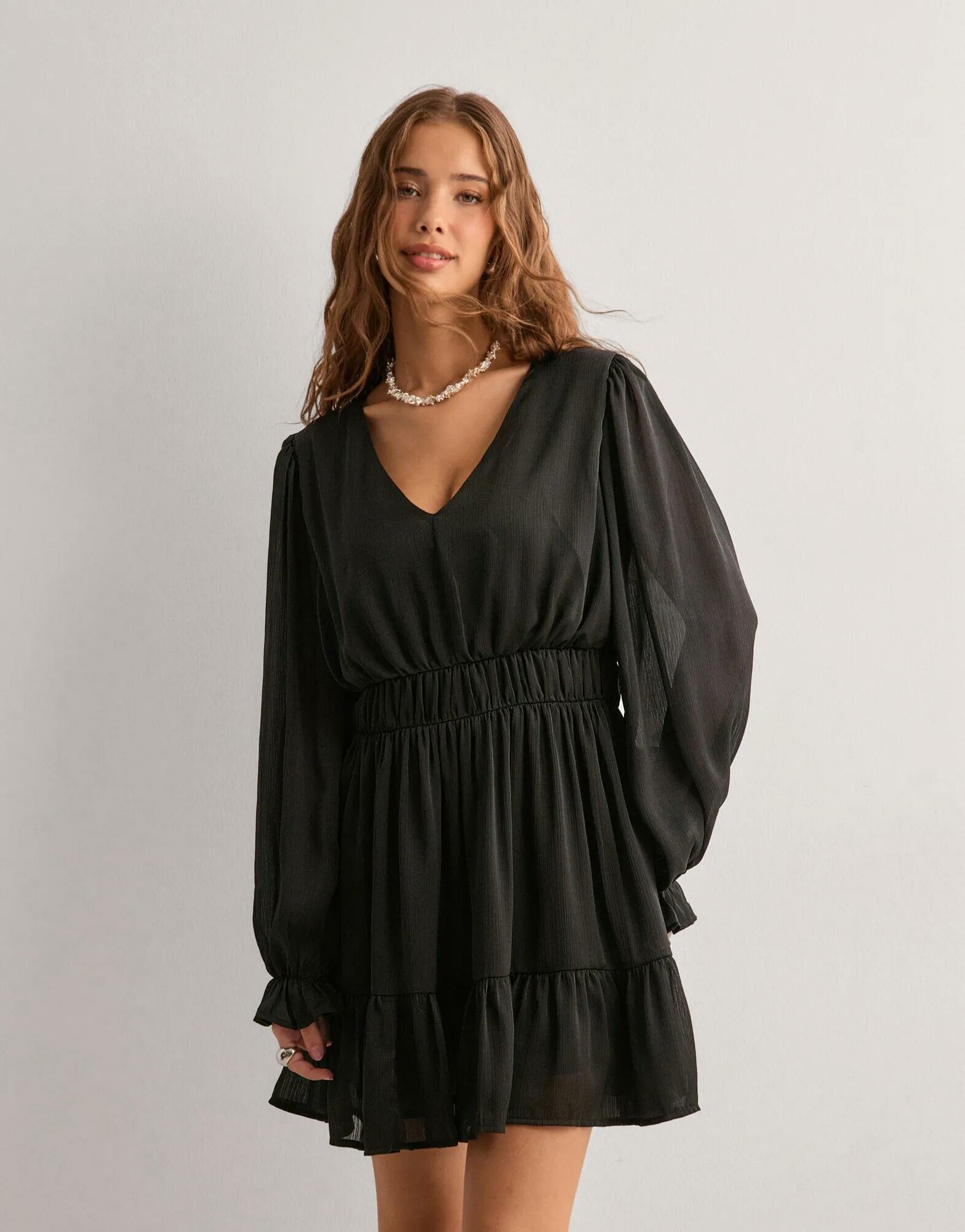 czarna sukienka falbany v neck