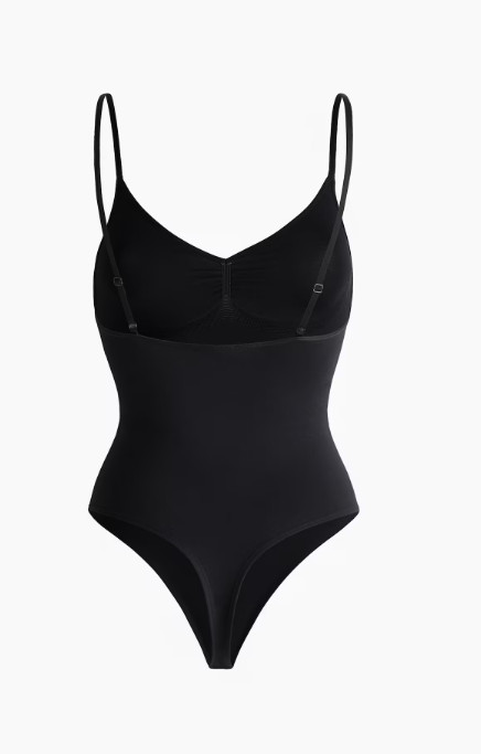 czarne body modelujące na ramiączkach