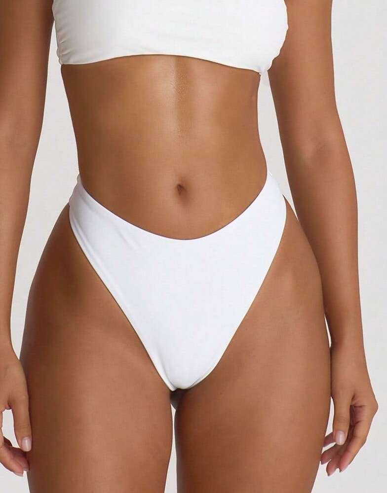 biały dół od bikini 