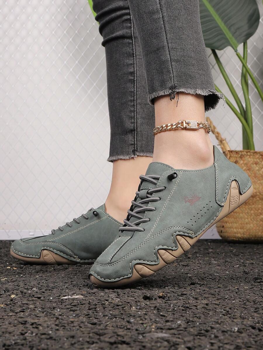 sznurowane zielone buty sportowe