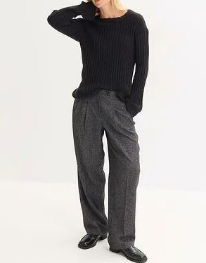 SWETER W PRĄŻEK
