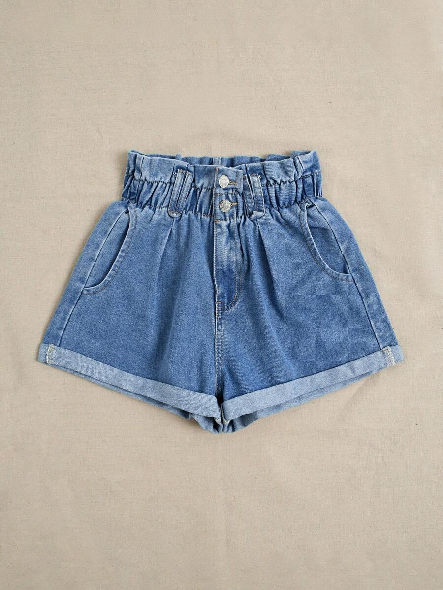 niebieskie spodenki jeans