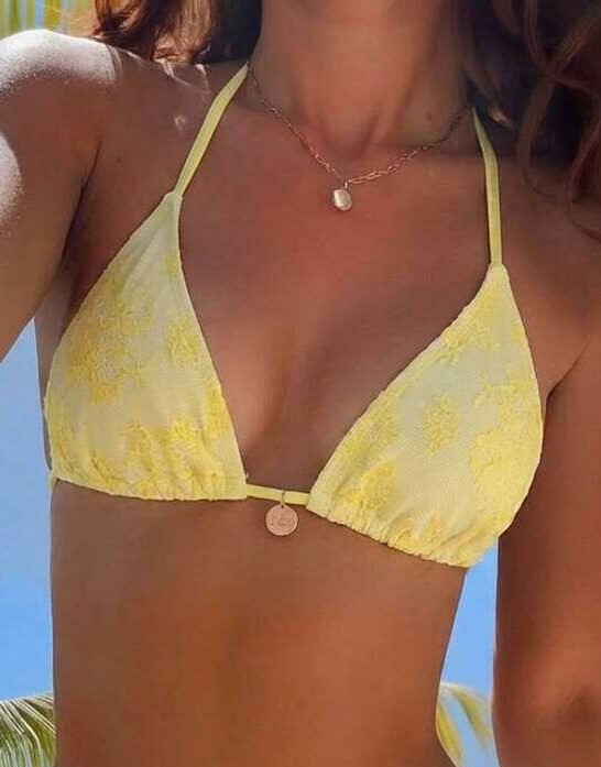 żółta góra od bikini