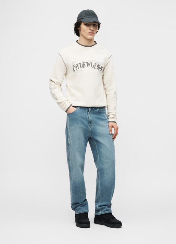 niebieskie spodnie jeans nadruk zamek kieszenie