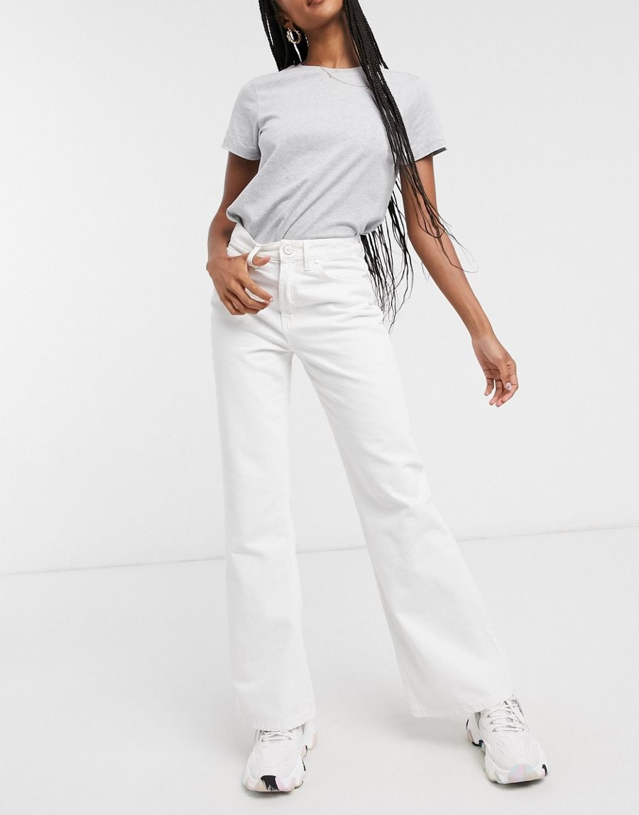 BIAŁE SPODNIE JEANS 