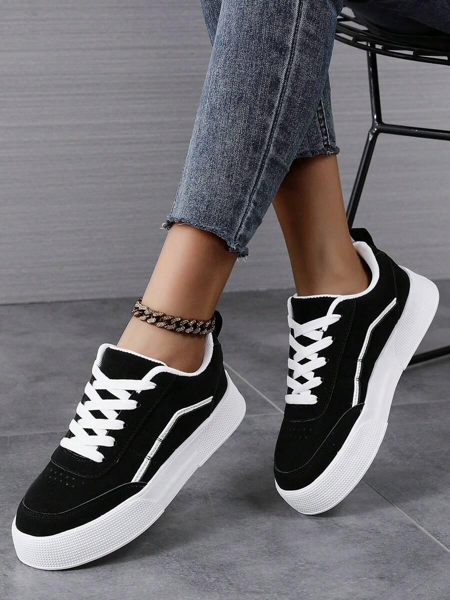sznurowane czarne buty sportowe