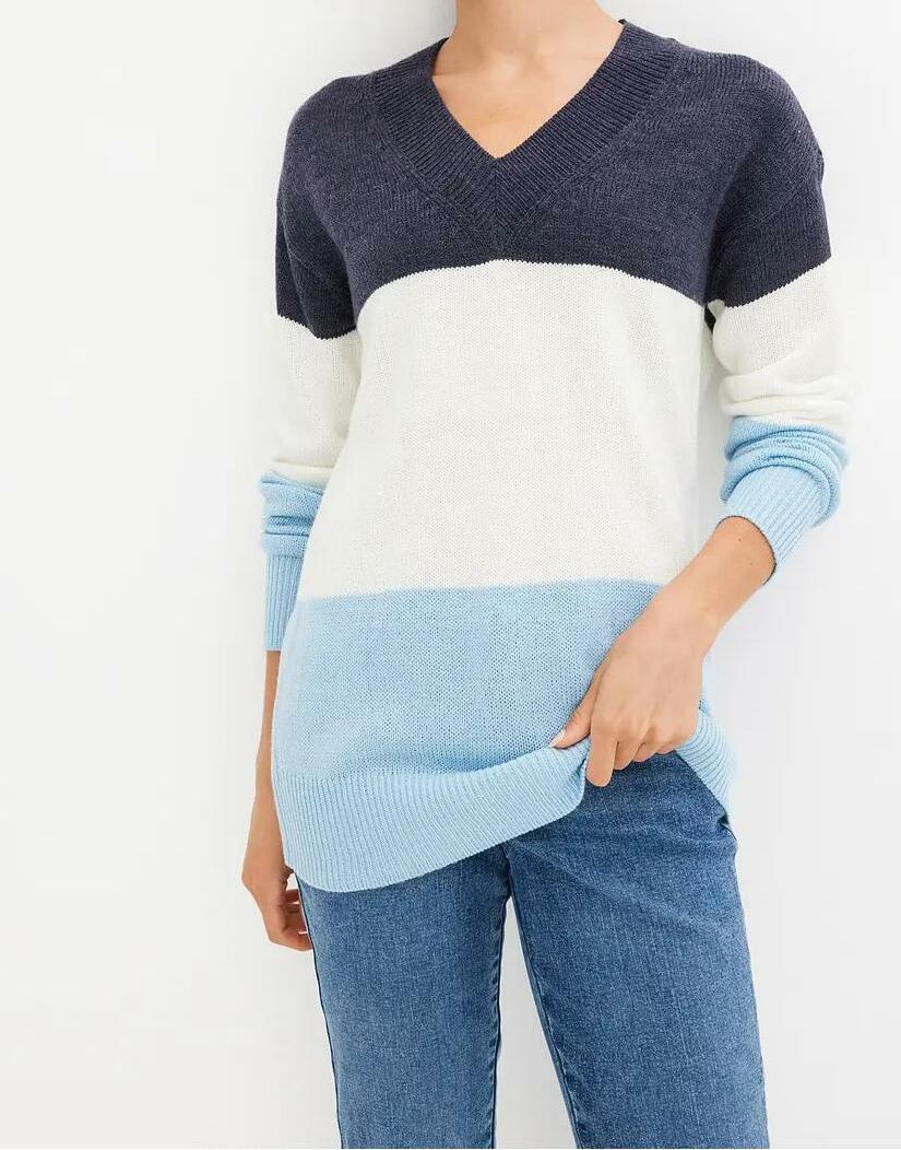 SWETER Z DEKOLTEM W SEREK