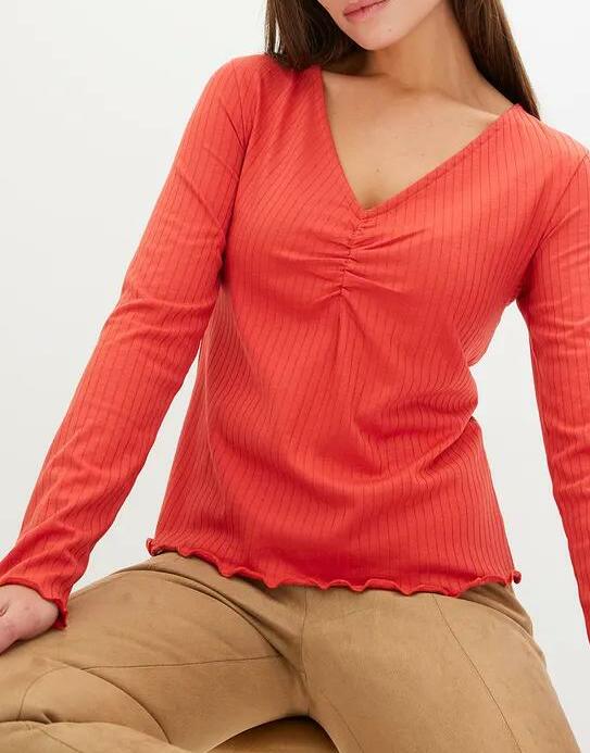 DOPASOWANA BLUZKA PLUS SIZE Z DEKOLTEM V DŁUGI RĘKAW 