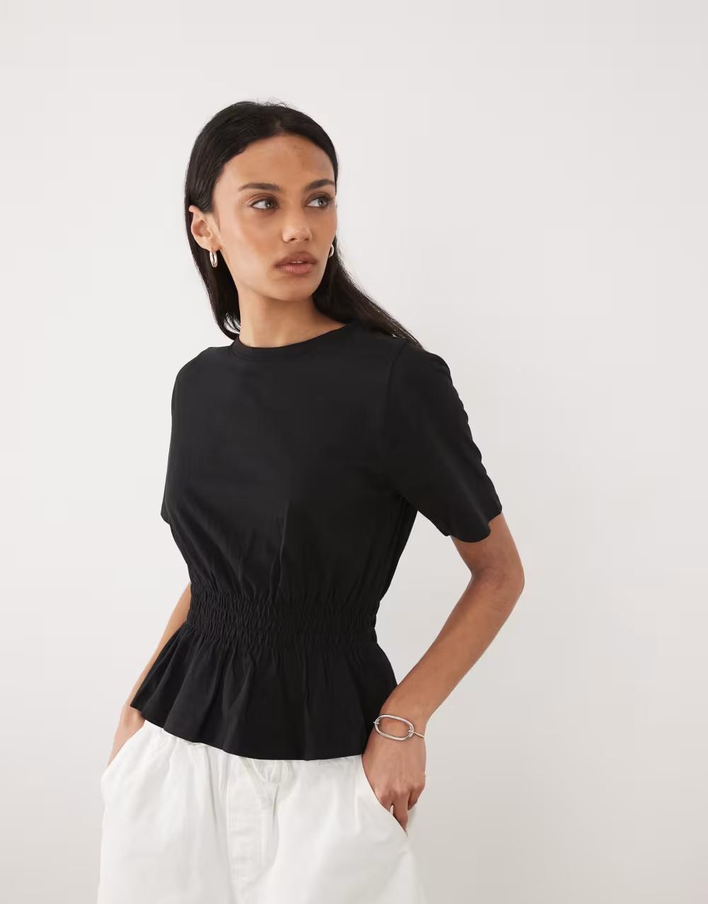 CZARNY T-SHIRT MARSZCZENIE