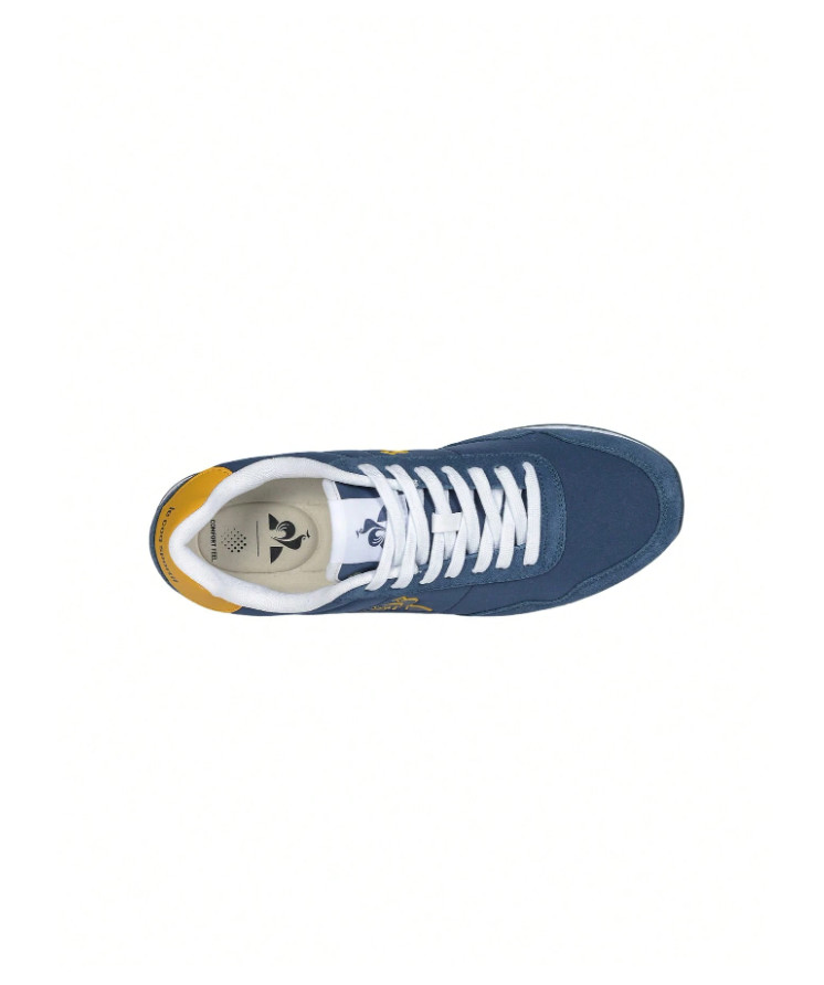 sznurowane buty sportowe