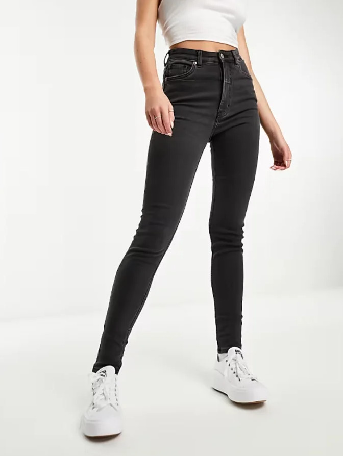 CZARNE SPODNIE RURKI JEANS
