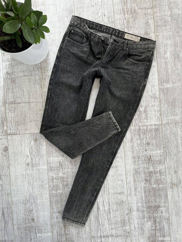 proste spodnie jeans