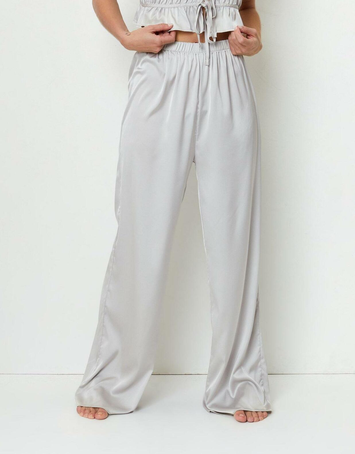 szare satynowe szerokie spodnie od piżamy