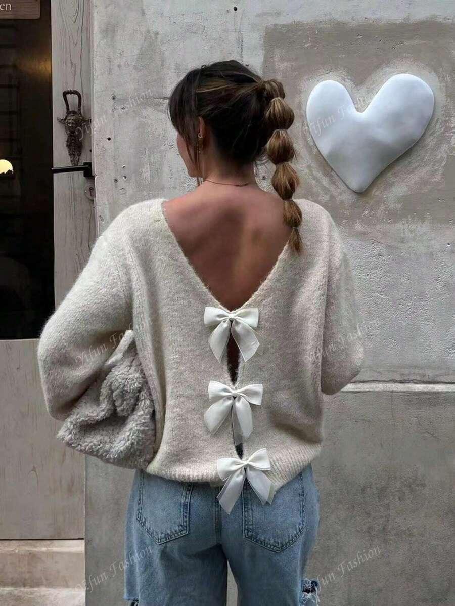 BEŻOWY SWETER KOKARDY 