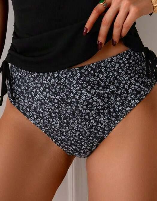 czarny dół od bikini kwiaty
