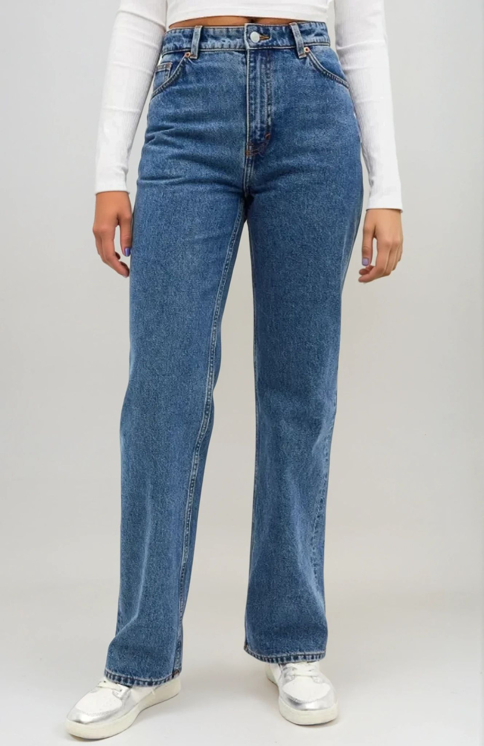 niebieskie proste spodnie jeans