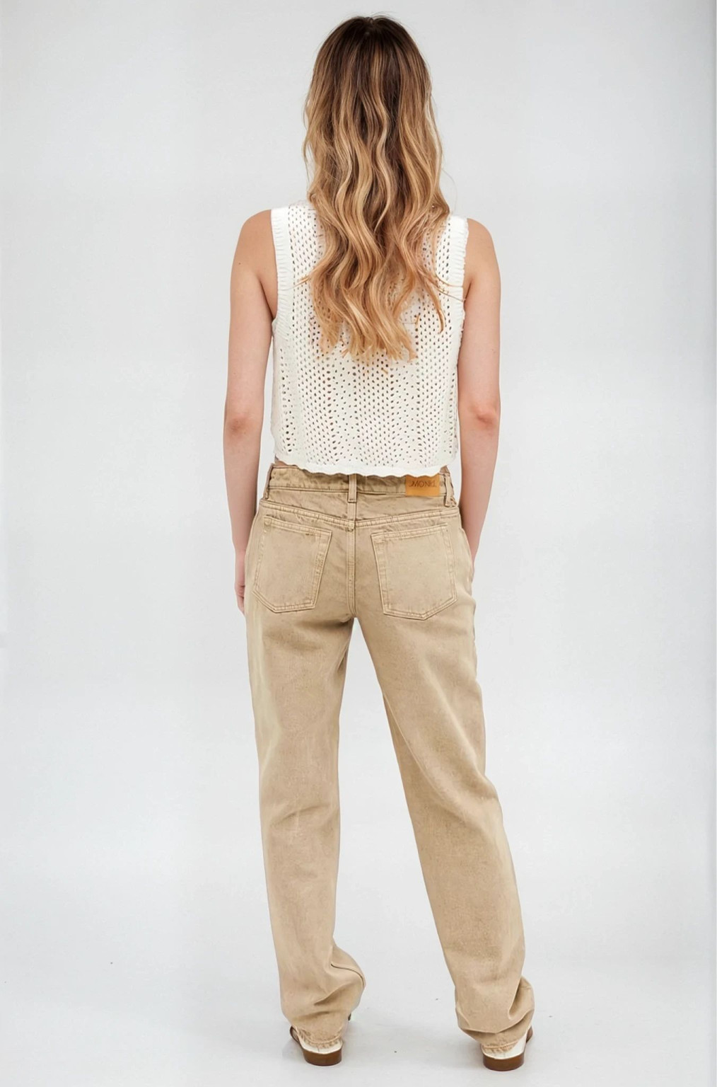 beżowe proste spodnie jeans