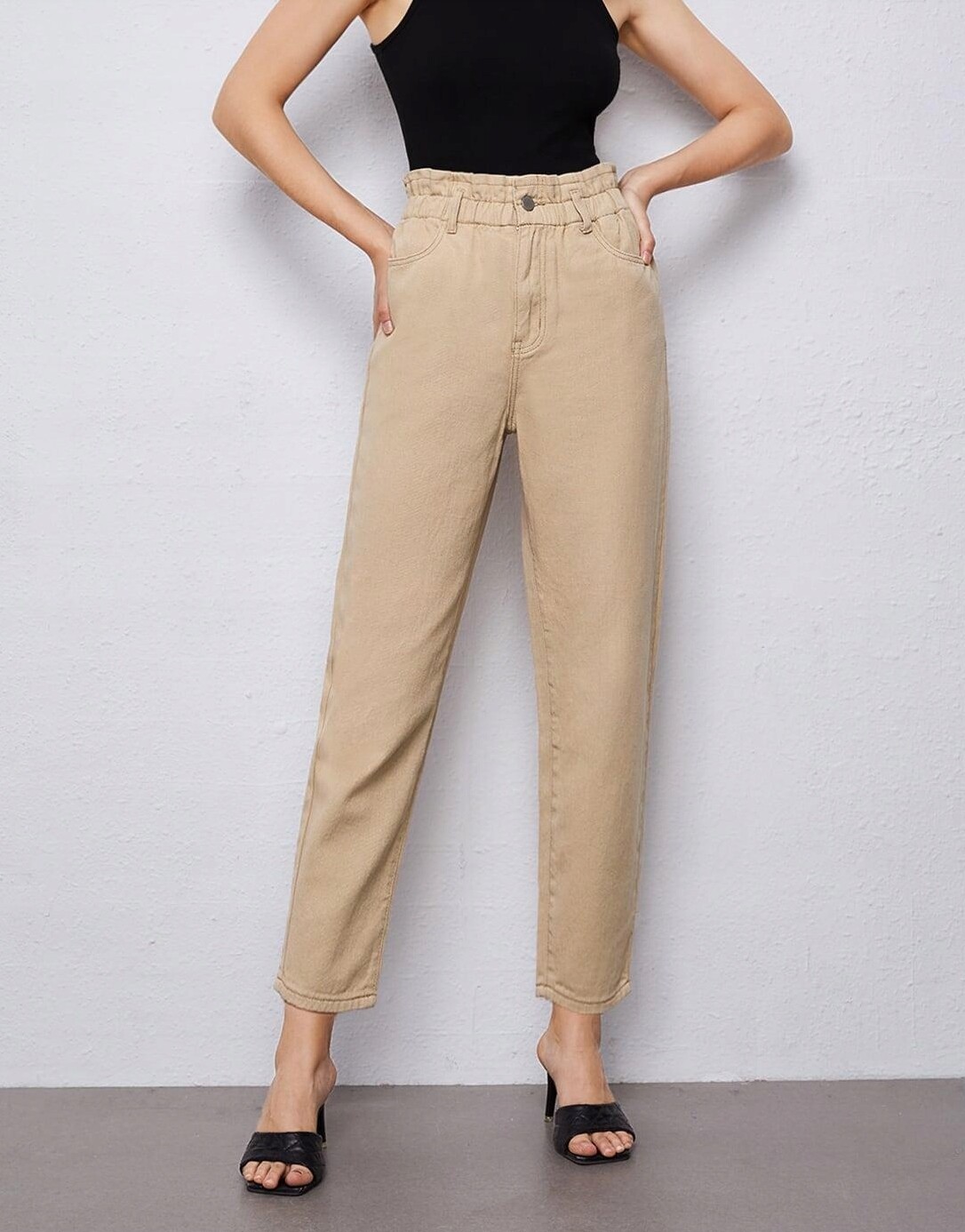 beżowe spodnie jeans kieszenie