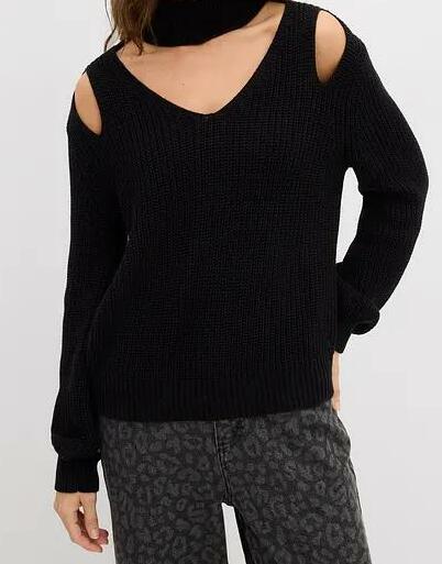 sweter z wycięciami