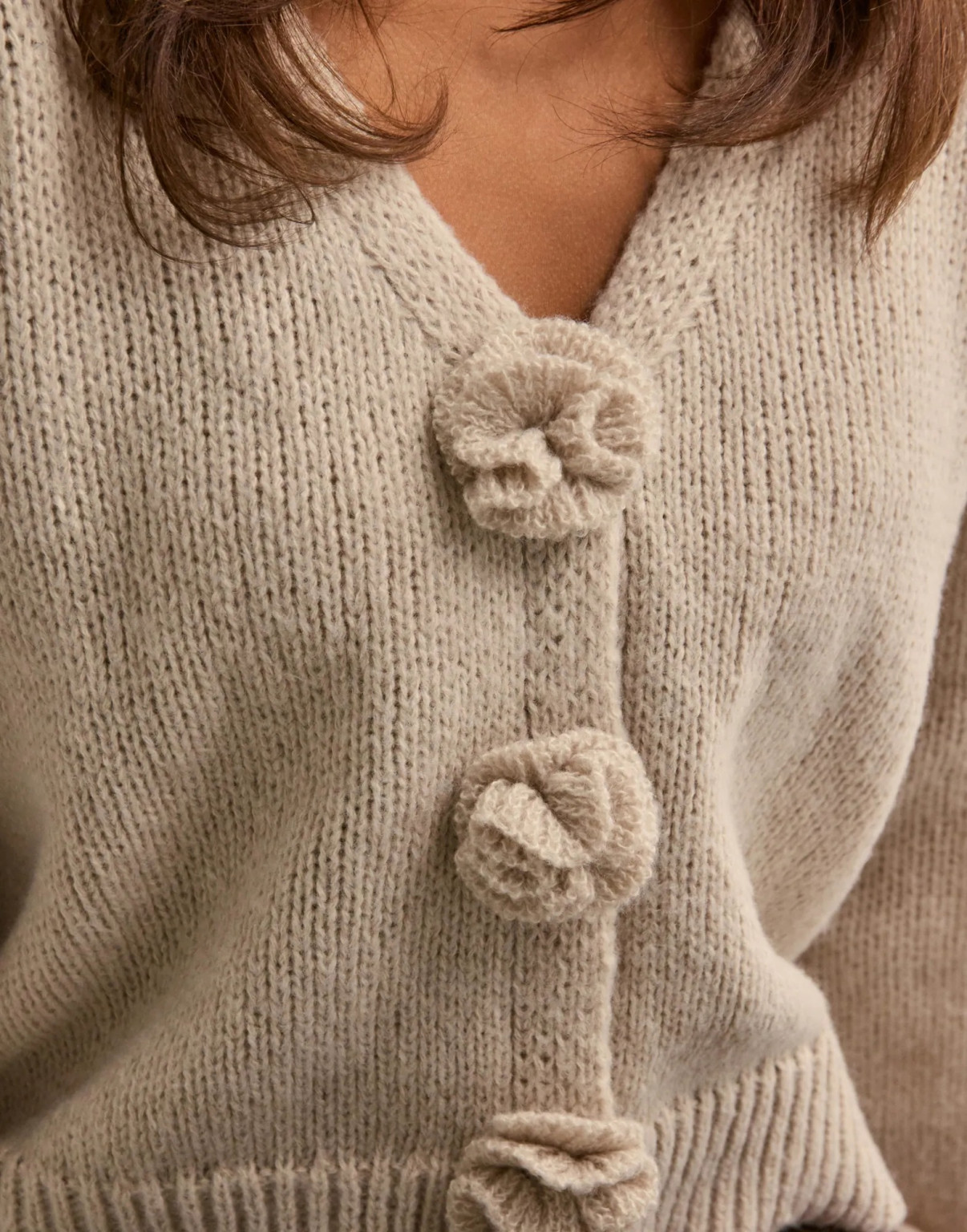BEŻOWY SWETER KARDIGAN KWIATY 3D