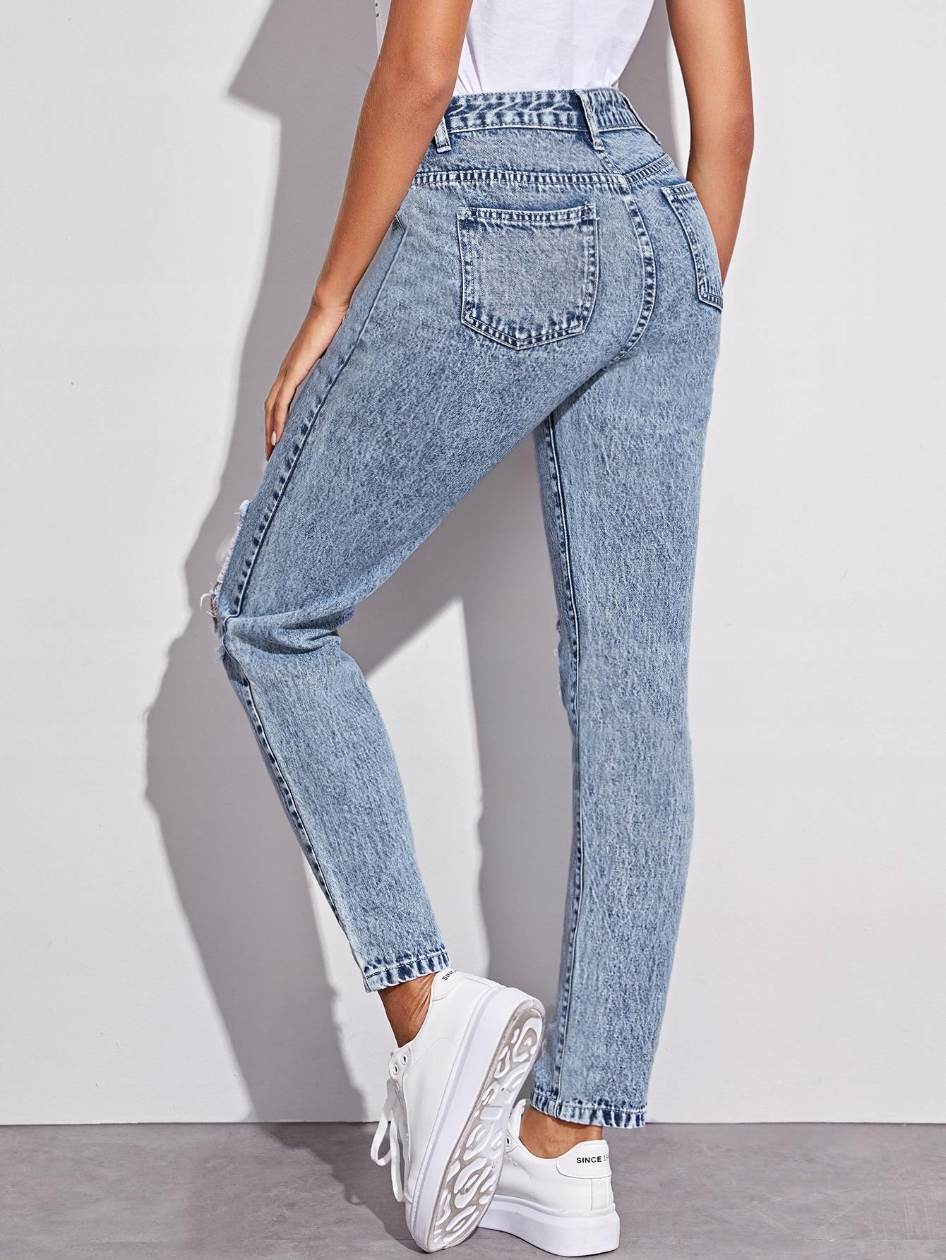 niebieskie spodnie jeans