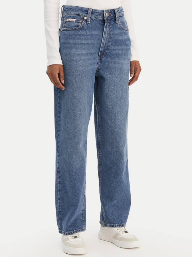 niebieskie spodnie barrel jeans