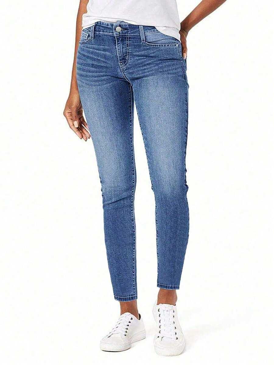 niebieskie spodnie jeans